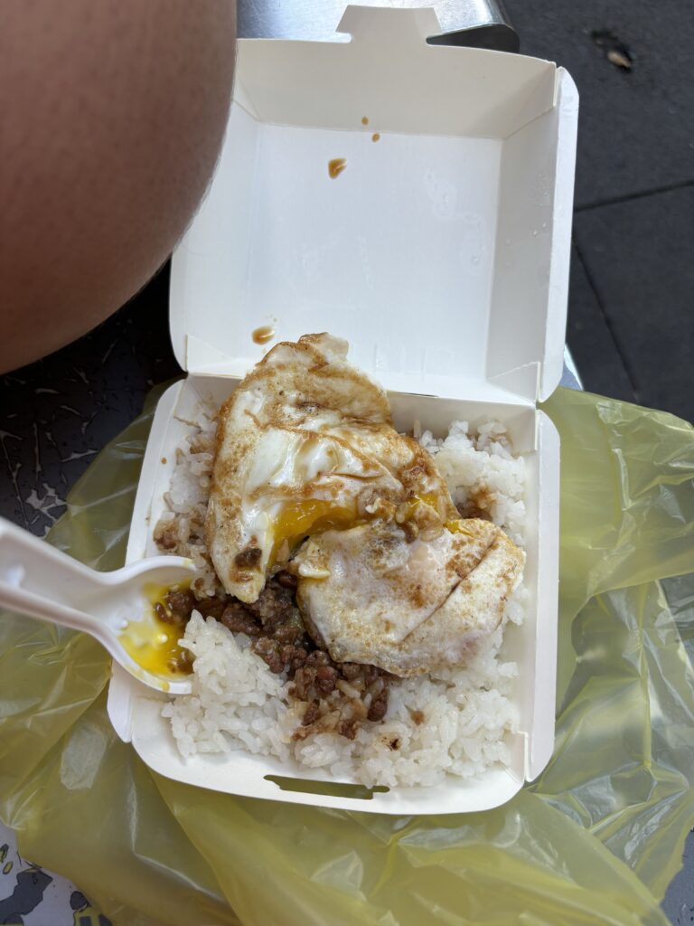 eating lu rou fan ximending